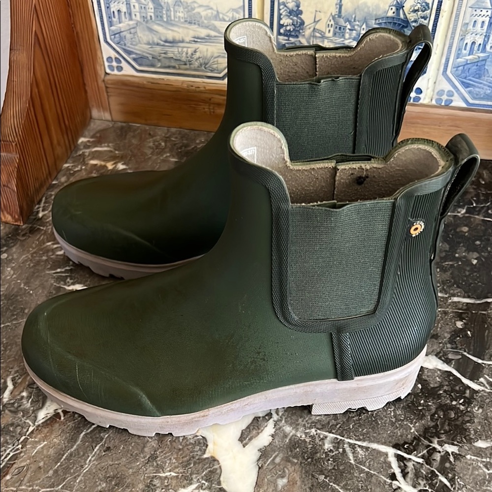 Bogs Holly Chelsea Green Ankle Rain Boots
Size 39